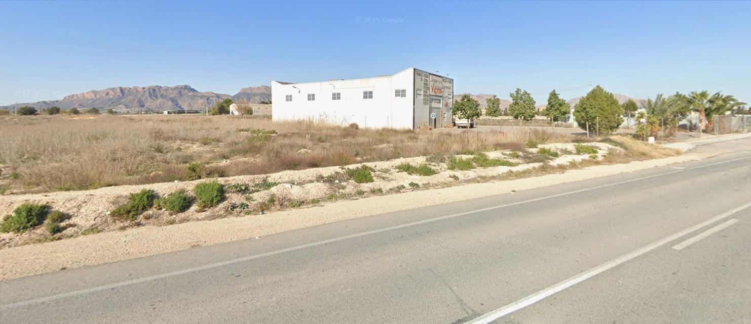 Excellent industrial warehouse of 400 m² for sale, currently operating as a carpentry workshop, idea