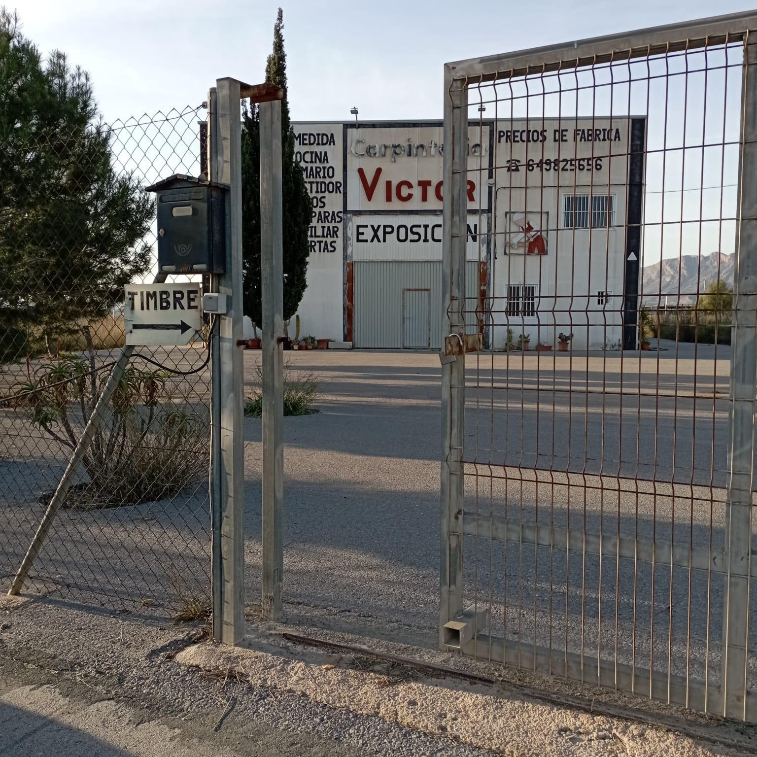 Excellent industrial warehouse of 400 m² for sale, currently operating as a carpentry workshop, idea