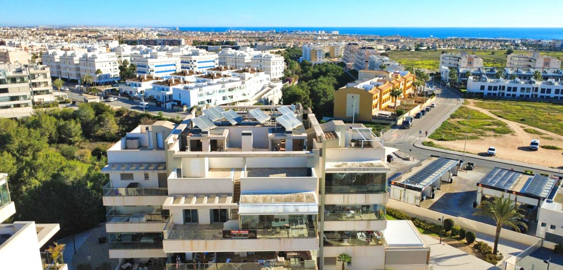 Located in the highly sought-after area of Los Dolses, Orihuela Costa, this beautifully presented gr