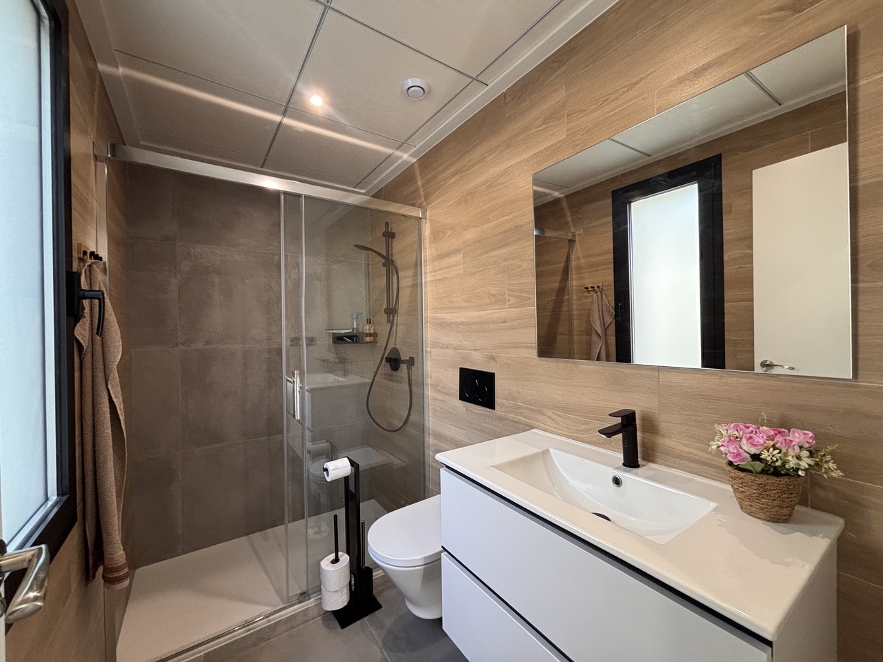 Master bedroom in villa for sale in Villamartin