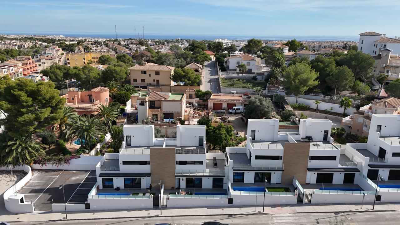 Garden in villa for sale in Villamartin