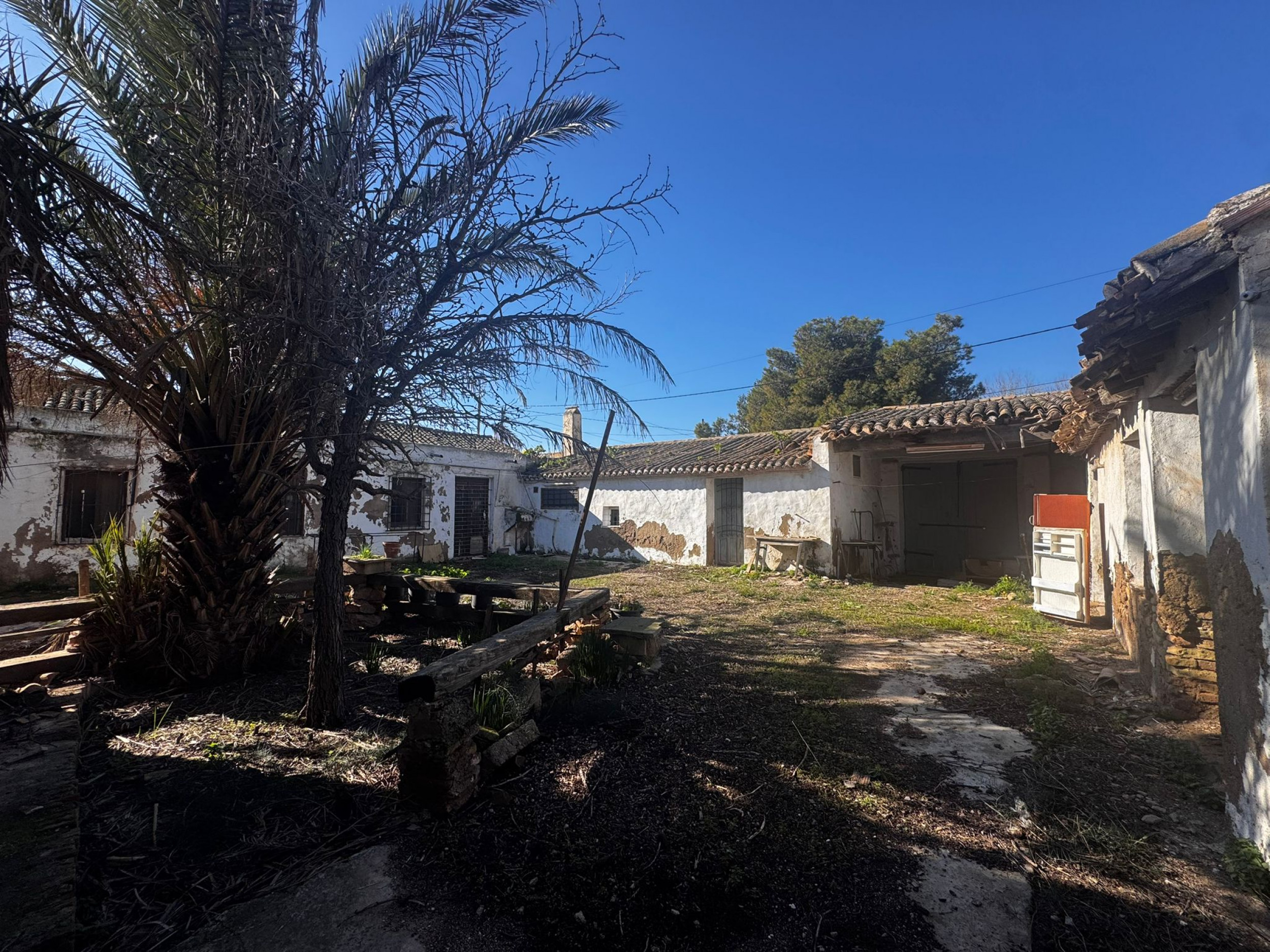 Authentic Cortijo in Pozo Estrecho: A Masterpiece Awaiting Restoration Located in the serene Pasaje