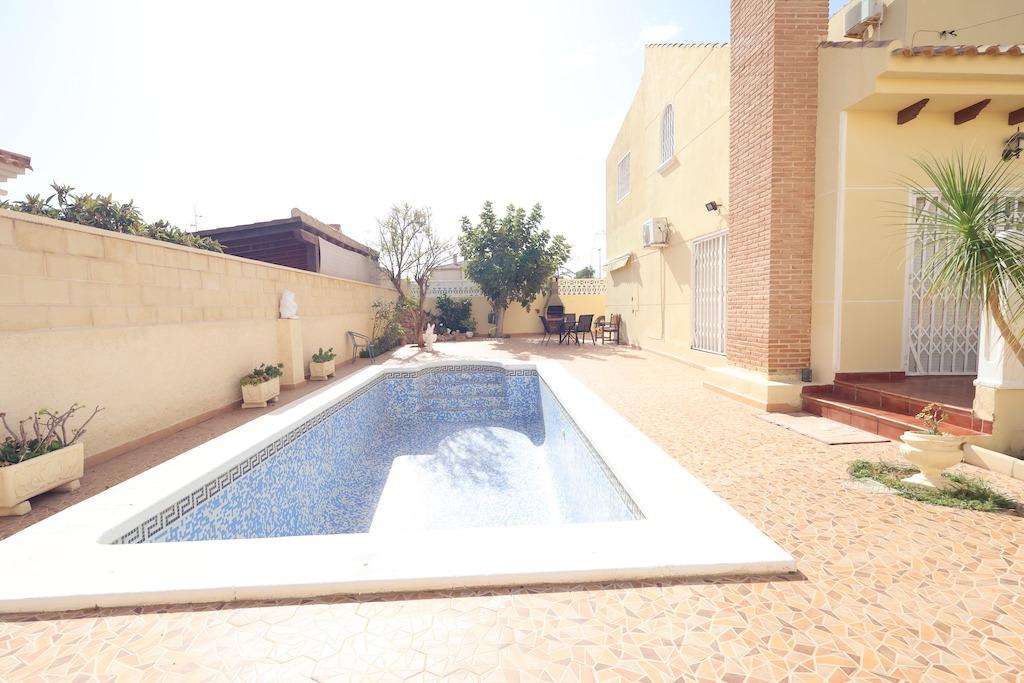 Garden in villa for sale in Orihuela Costa