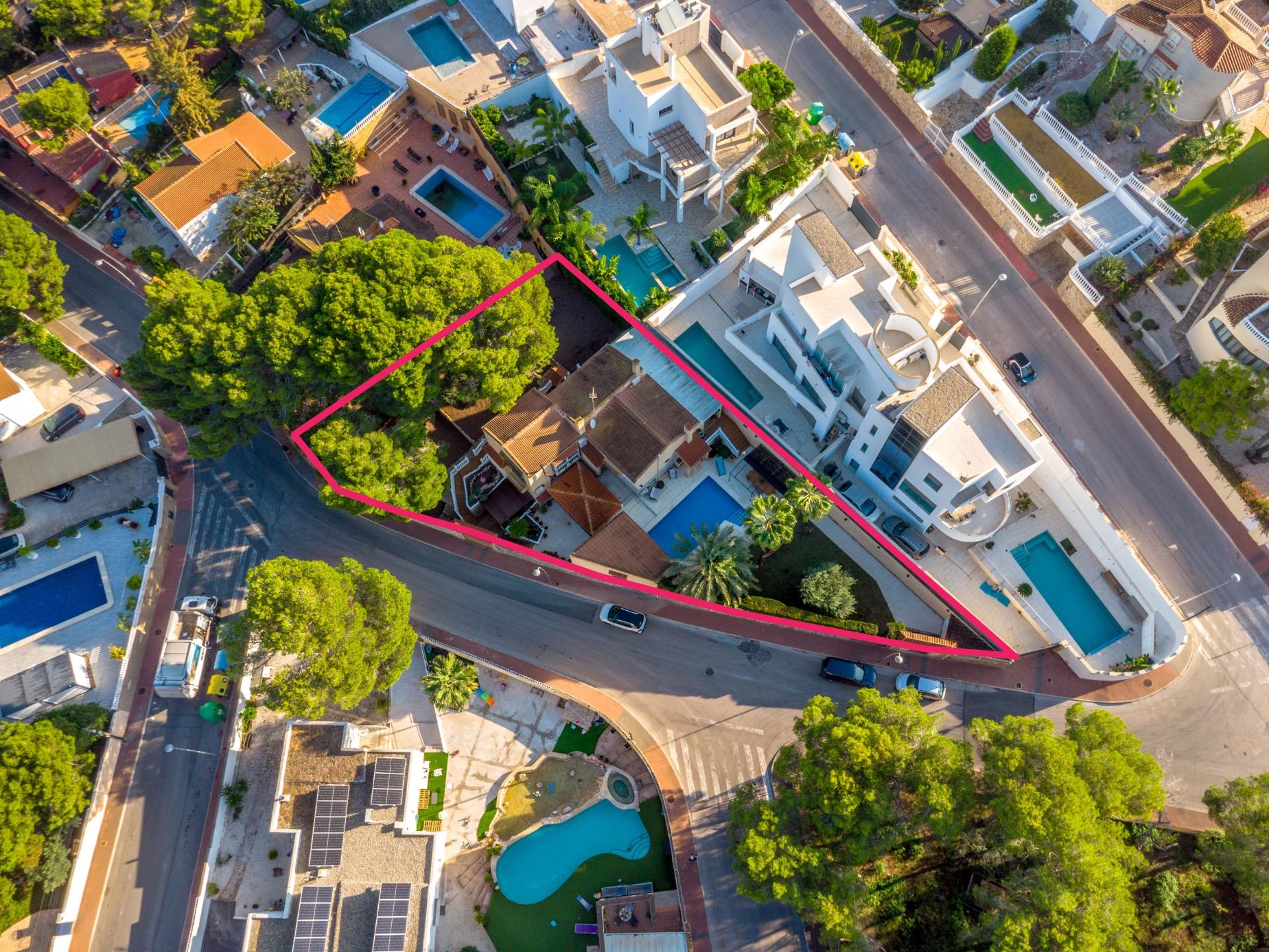 Detached villa with private pool and large plot in Los Balcones Detached villa with a spacious plot,