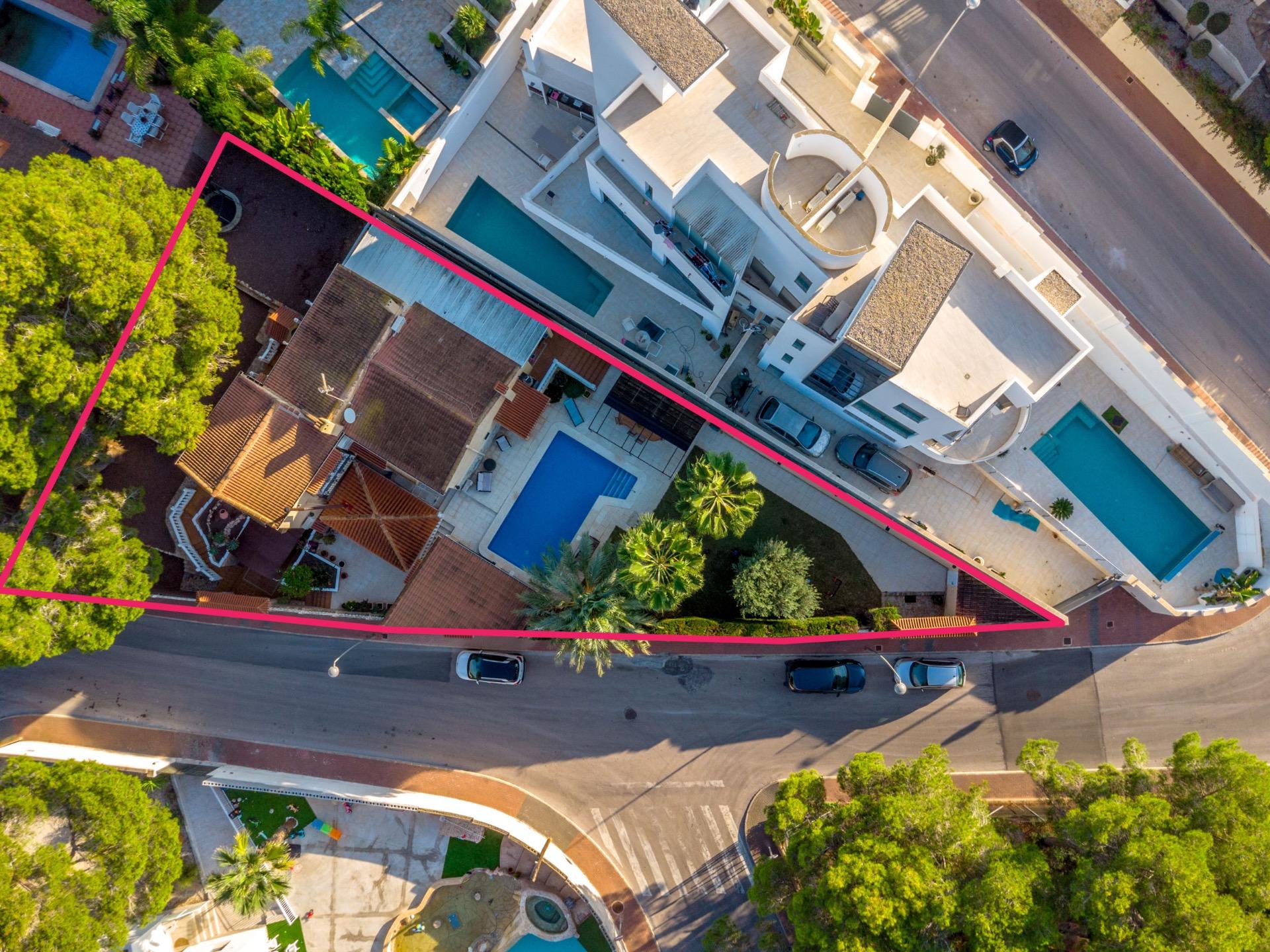 Detached villa with private pool and large plot in Los Balcones Detached villa with a spacious plot,
