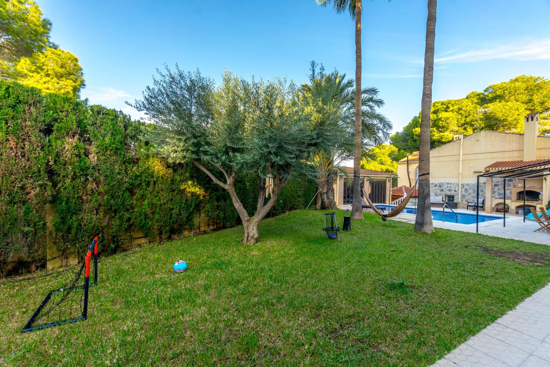 Master bedroom in villa for sale in Torrevieja