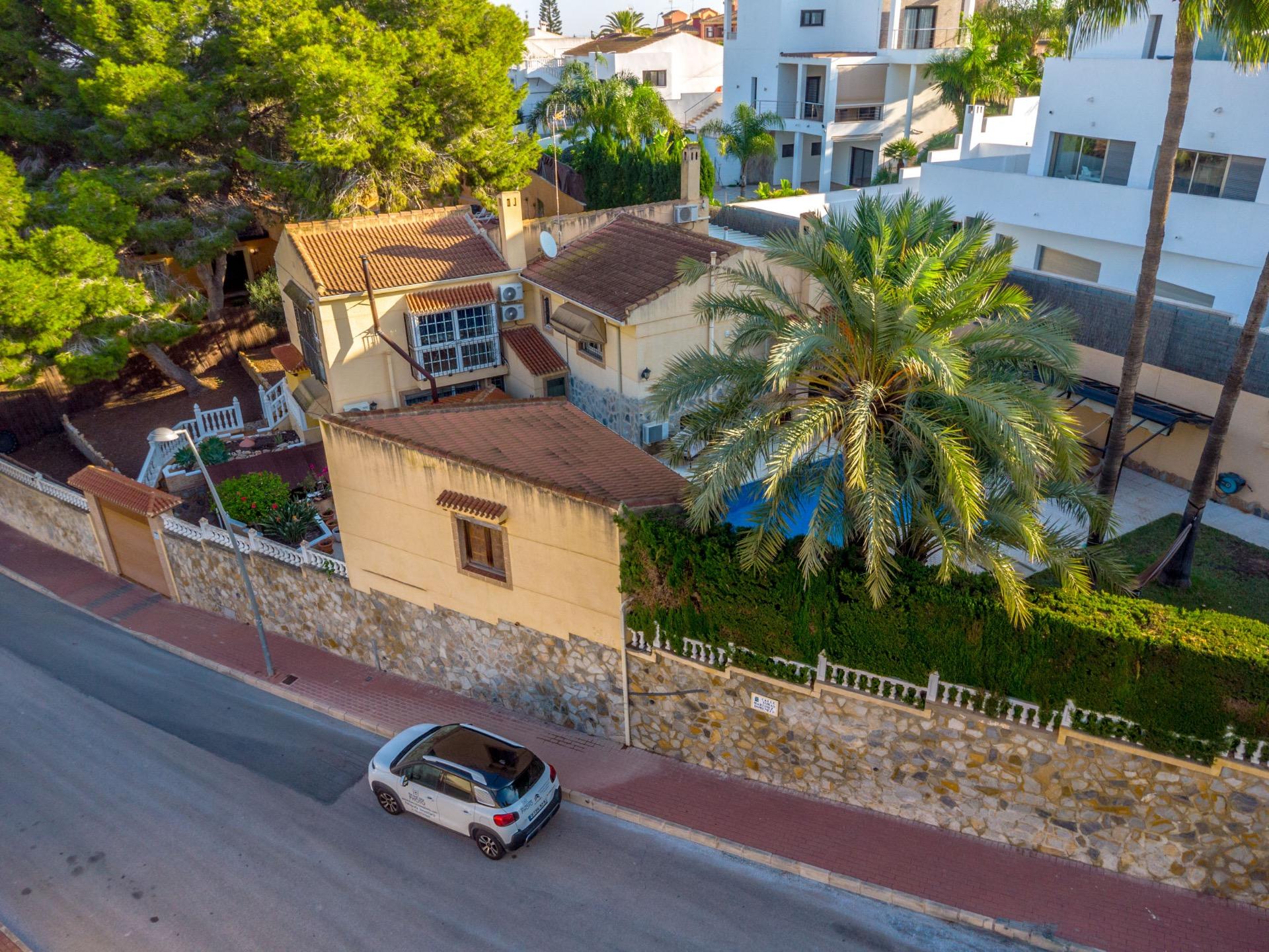Detached villa with private pool and large plot in Los Balcones Detached villa with a spacious plot,