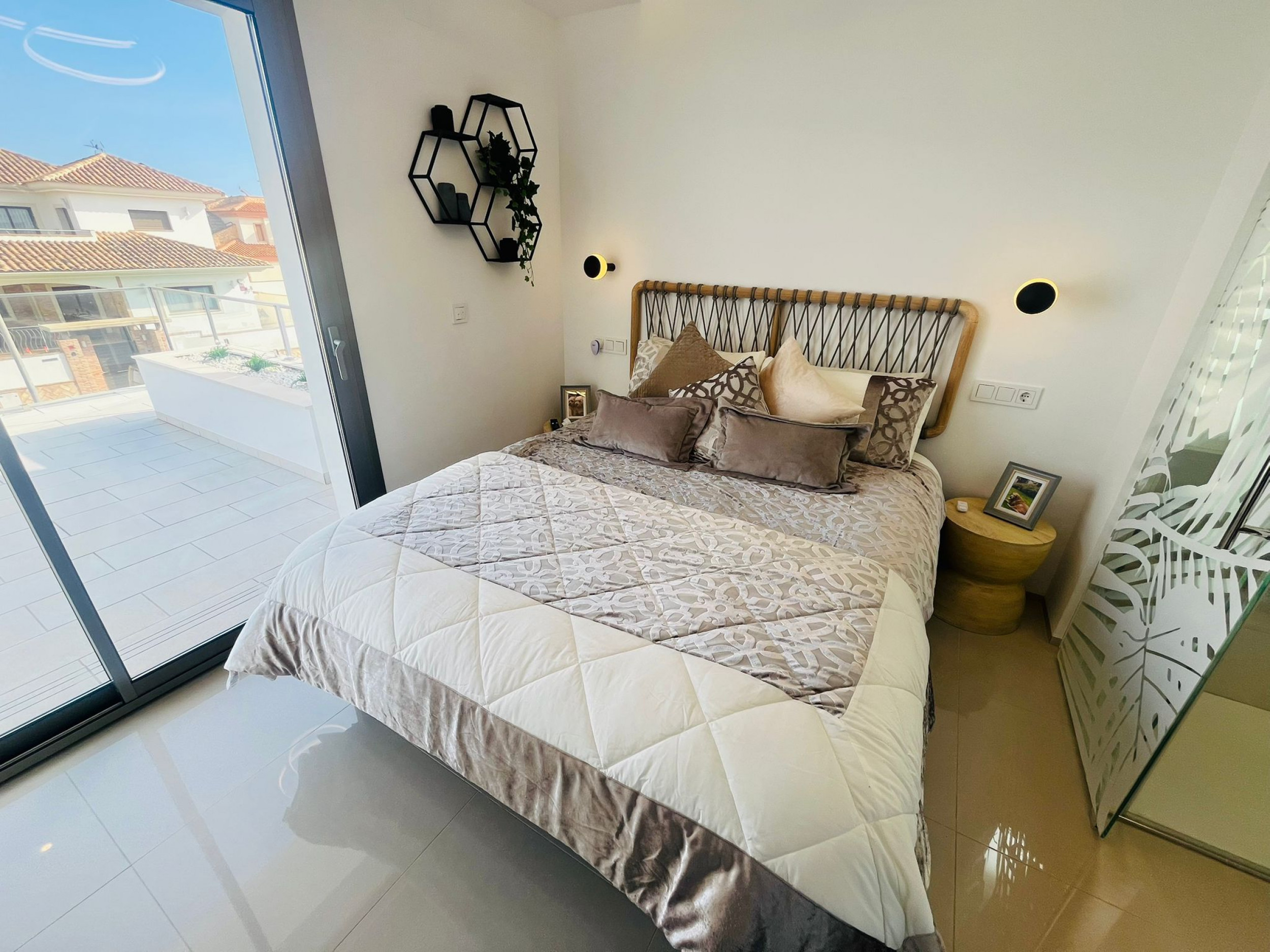 Master bedroom in villa for sale in Los Alcazares