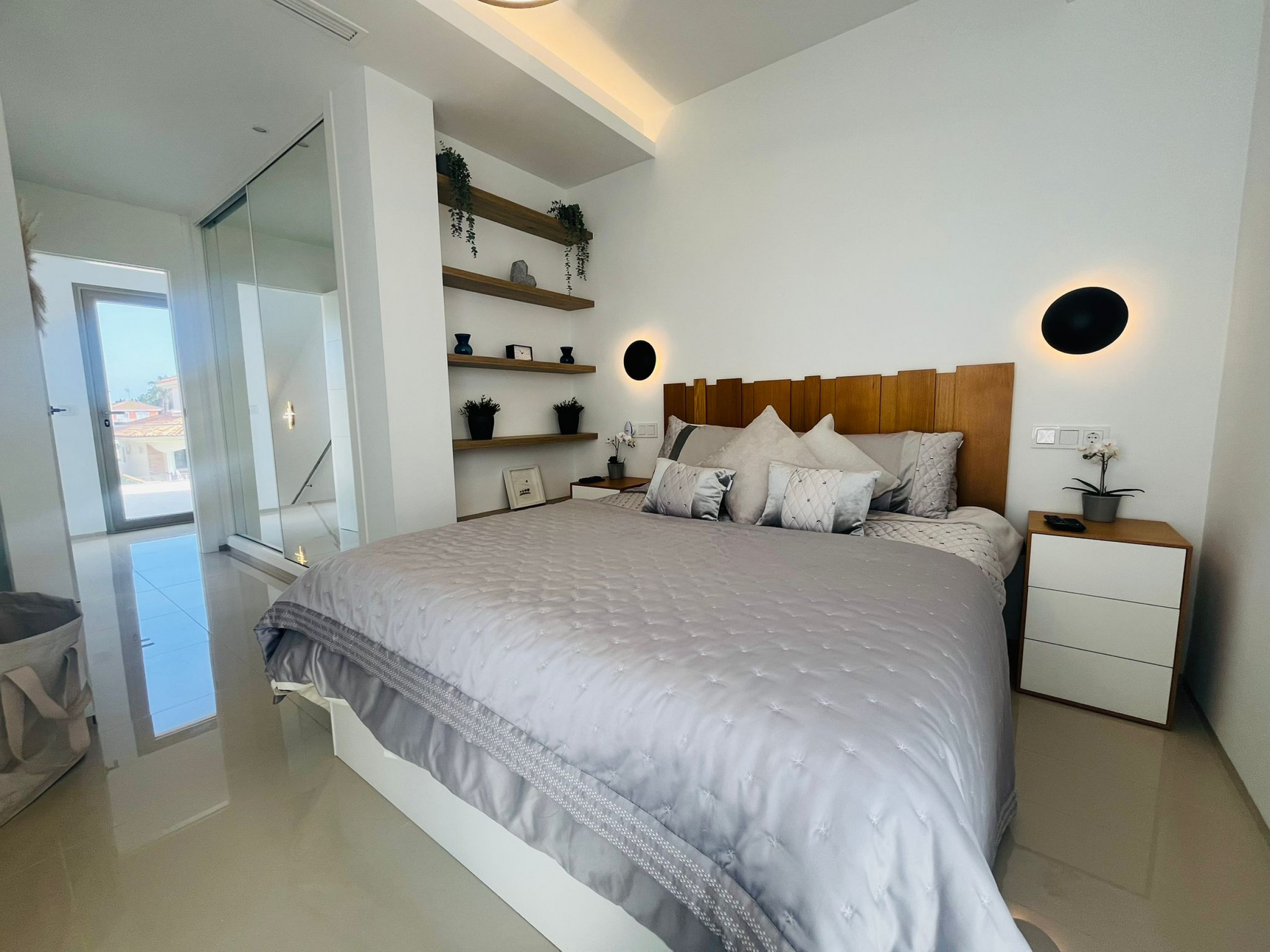 Master bedroom in villa for sale in Los Alcazares
