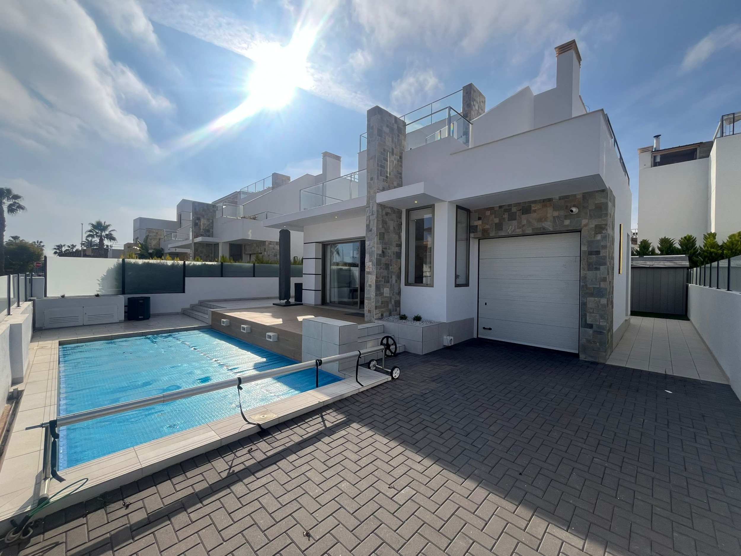 Garden in villa for sale in Los Alcazares