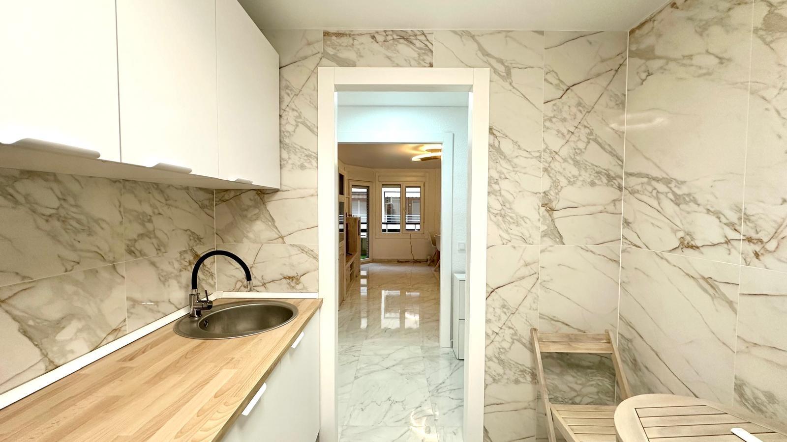Bright renovated flat just 300 metres from the beach Located just 300 metres from the beach, this ma