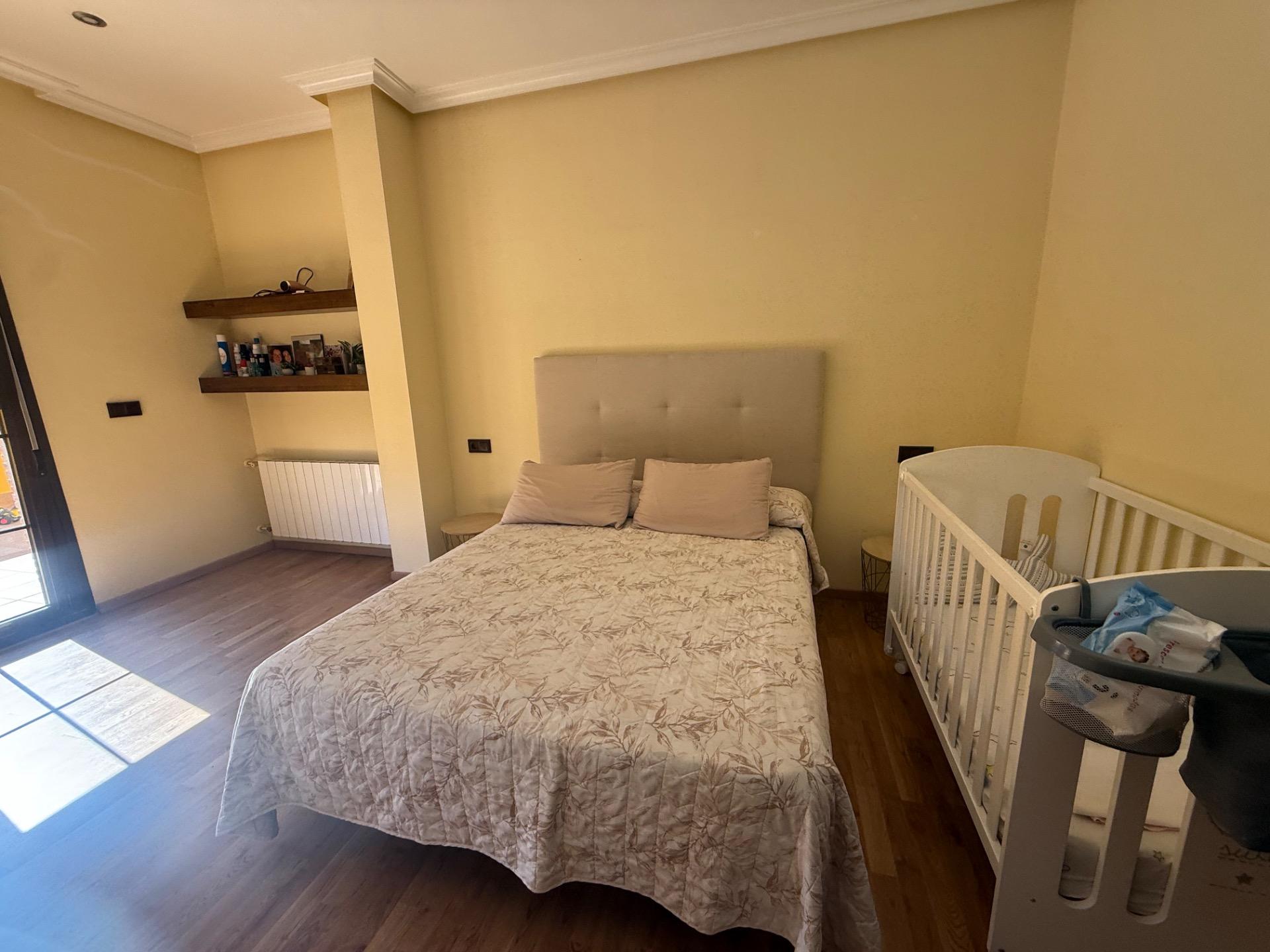 Bedroom in terraced for sale in Avileses