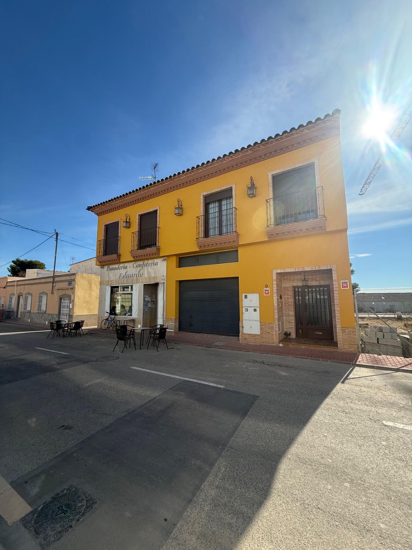 We are delighted to present this exclusive village house in Avileses (Murcia)– a property that combi