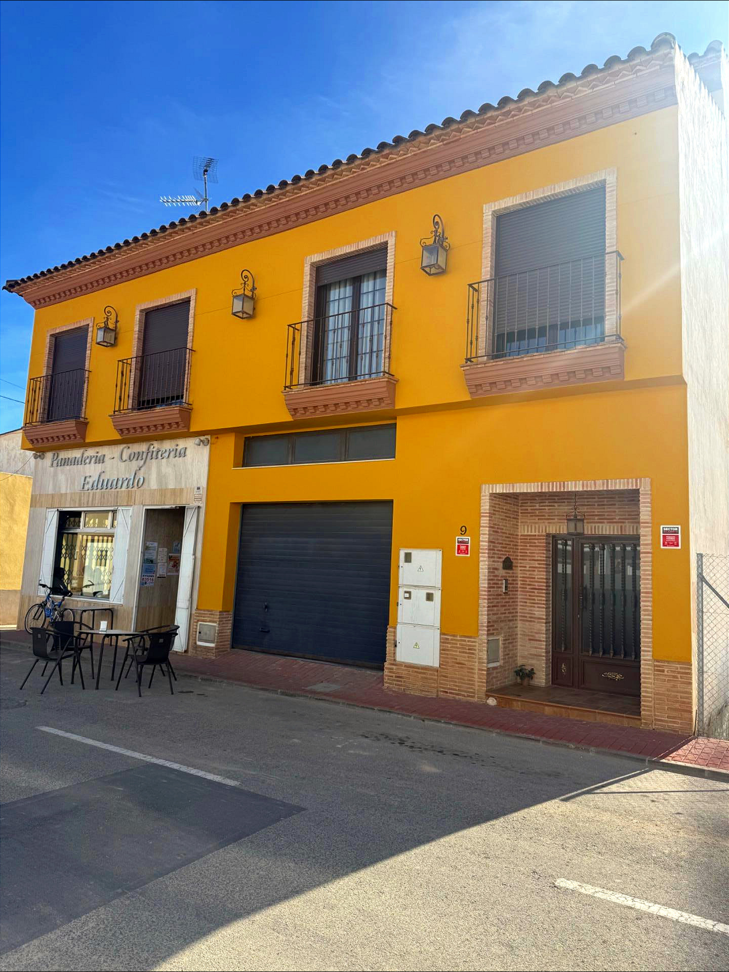 We are delighted to present this exclusive village house in Avileses (Murcia)– a property that combi