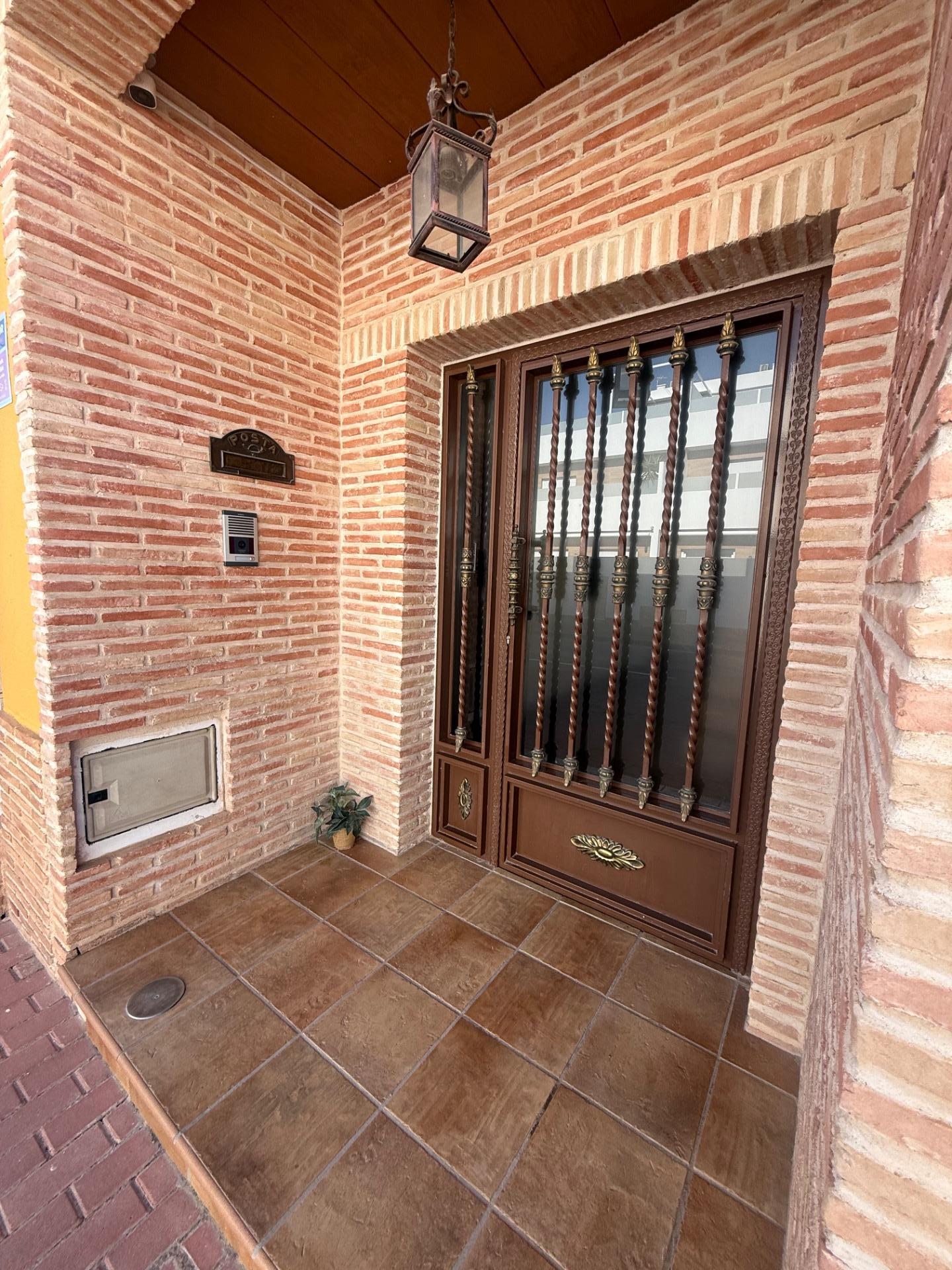 We are delighted to present this exclusive village house in Avileses (Murcia)– a property that combi