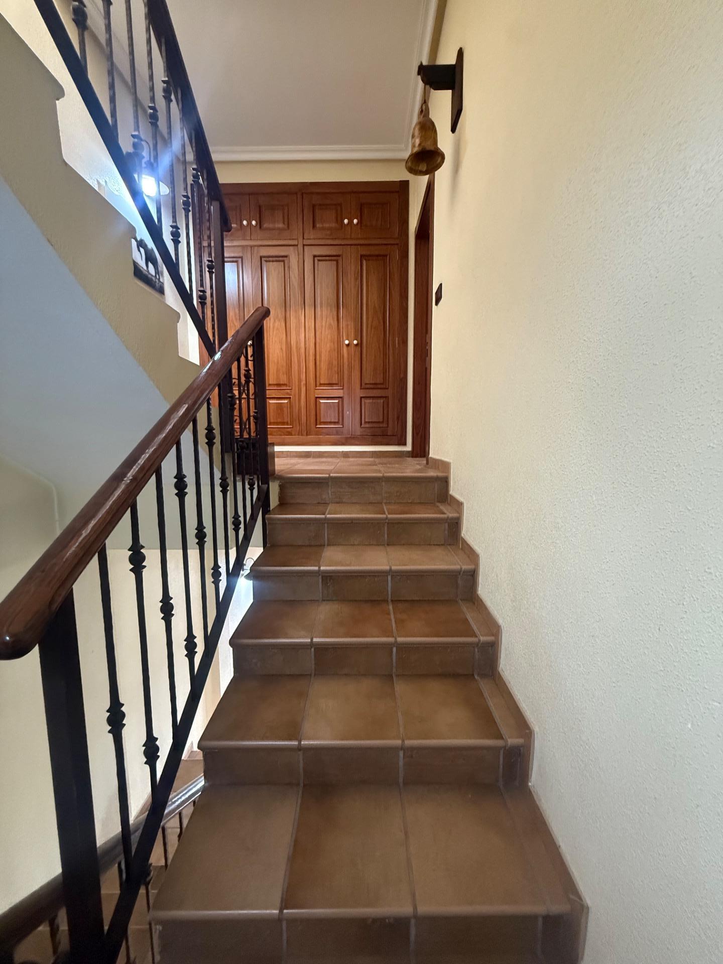 We are delighted to present this exclusive village house in Avileses (Murcia)– a property that combi