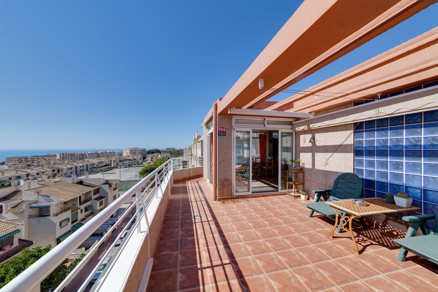 Spectacular Duplex Penthouse with Sea Views in Guardamar del Segura (Alicante) This stunning 3-bedro