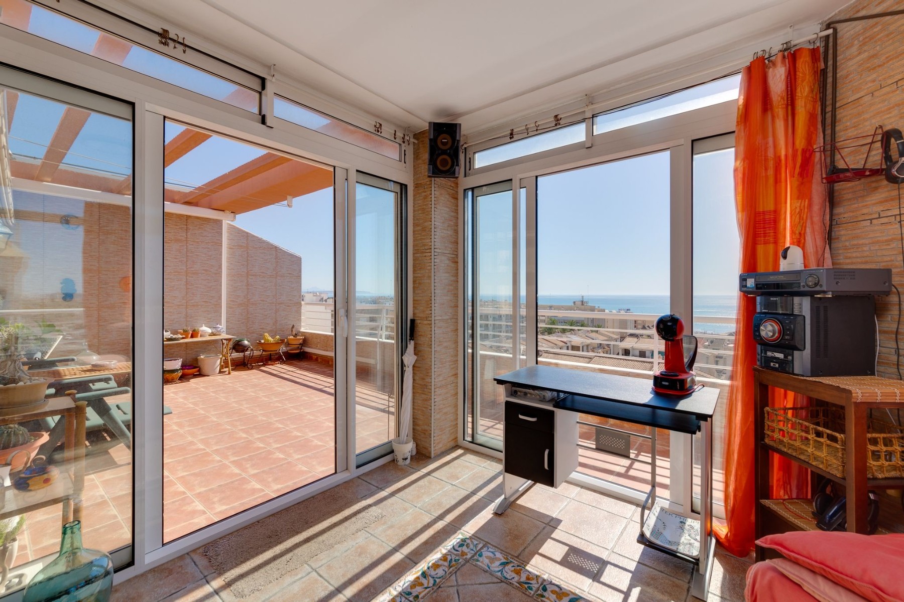 Spectacular Duplex Penthouse with Sea Views in Guardamar del Segura (Alicante) This stunning 3-bedro