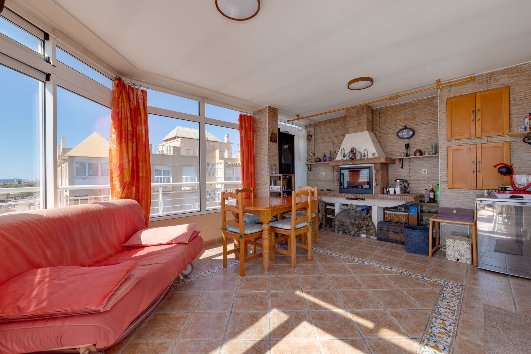 Spectacular Duplex Penthouse with Sea Views in Guardamar del Segura (Alicante) This stunning 3-bedro