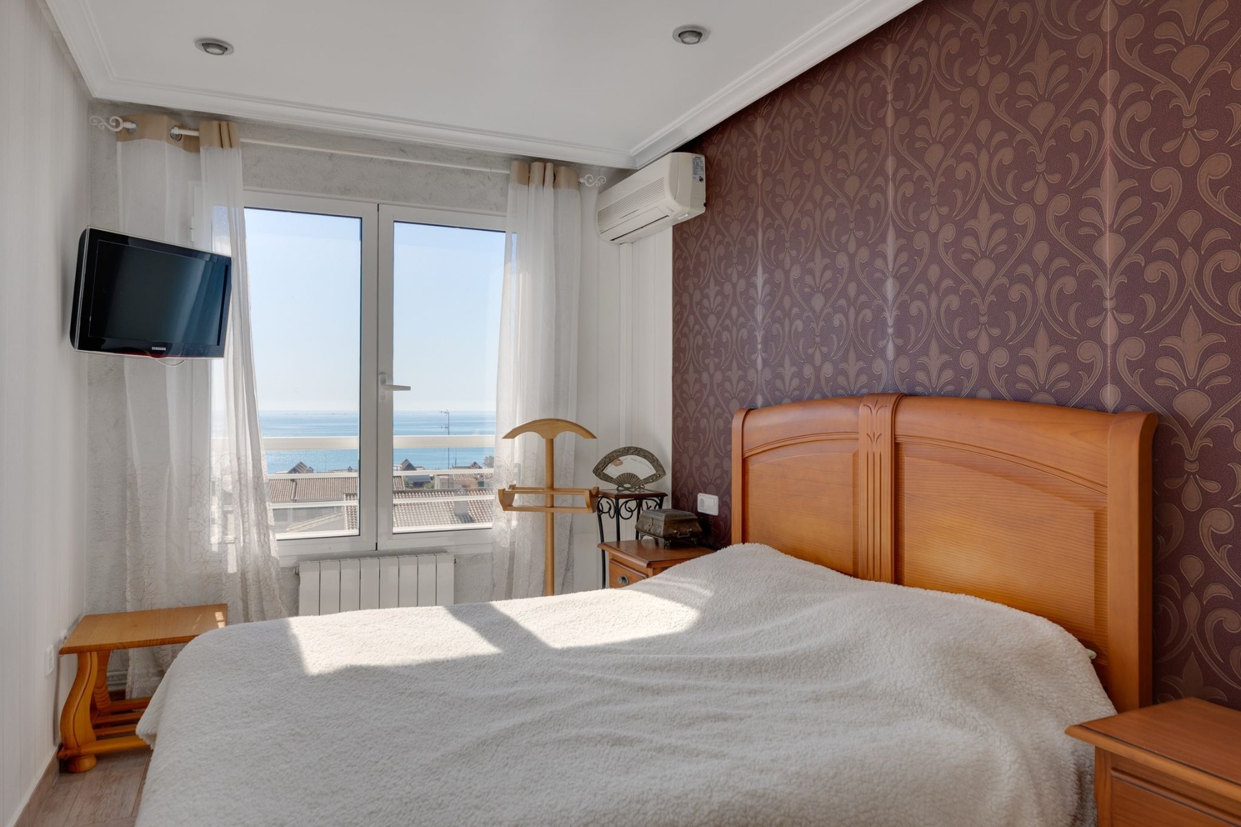 Spectacular Duplex Penthouse with Sea Views in Guardamar del Segura (Alicante) This stunning 3-bedro