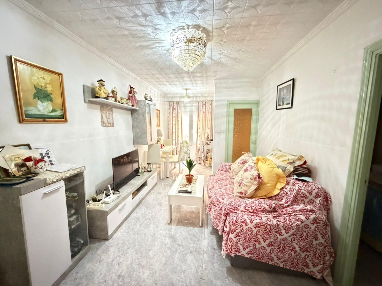 Spacious 3-bedroom flat in Playa del Cura This 120 m² ground floor flat offers great potential in on