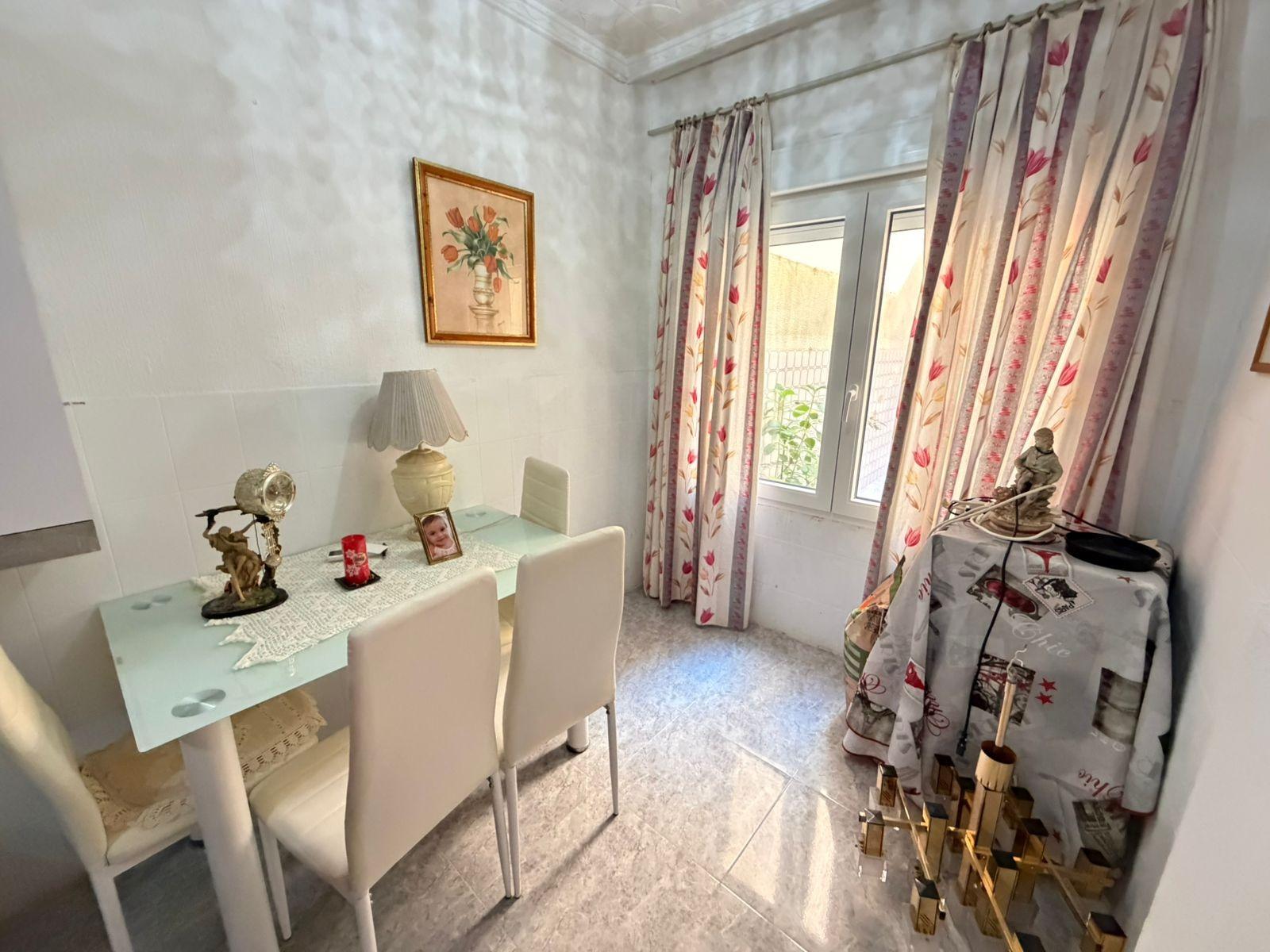 Spacious 3-bedroom flat in Playa del Cura This 120 m² ground floor flat offers great potential in on