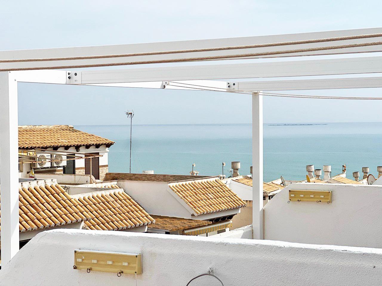 Discover this wonderful duplex flat, located just 100 metres from the beach of Guardamar and next to