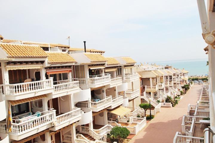 Discover this wonderful duplex flat, located just 100 metres from the beach of Guardamar and next to