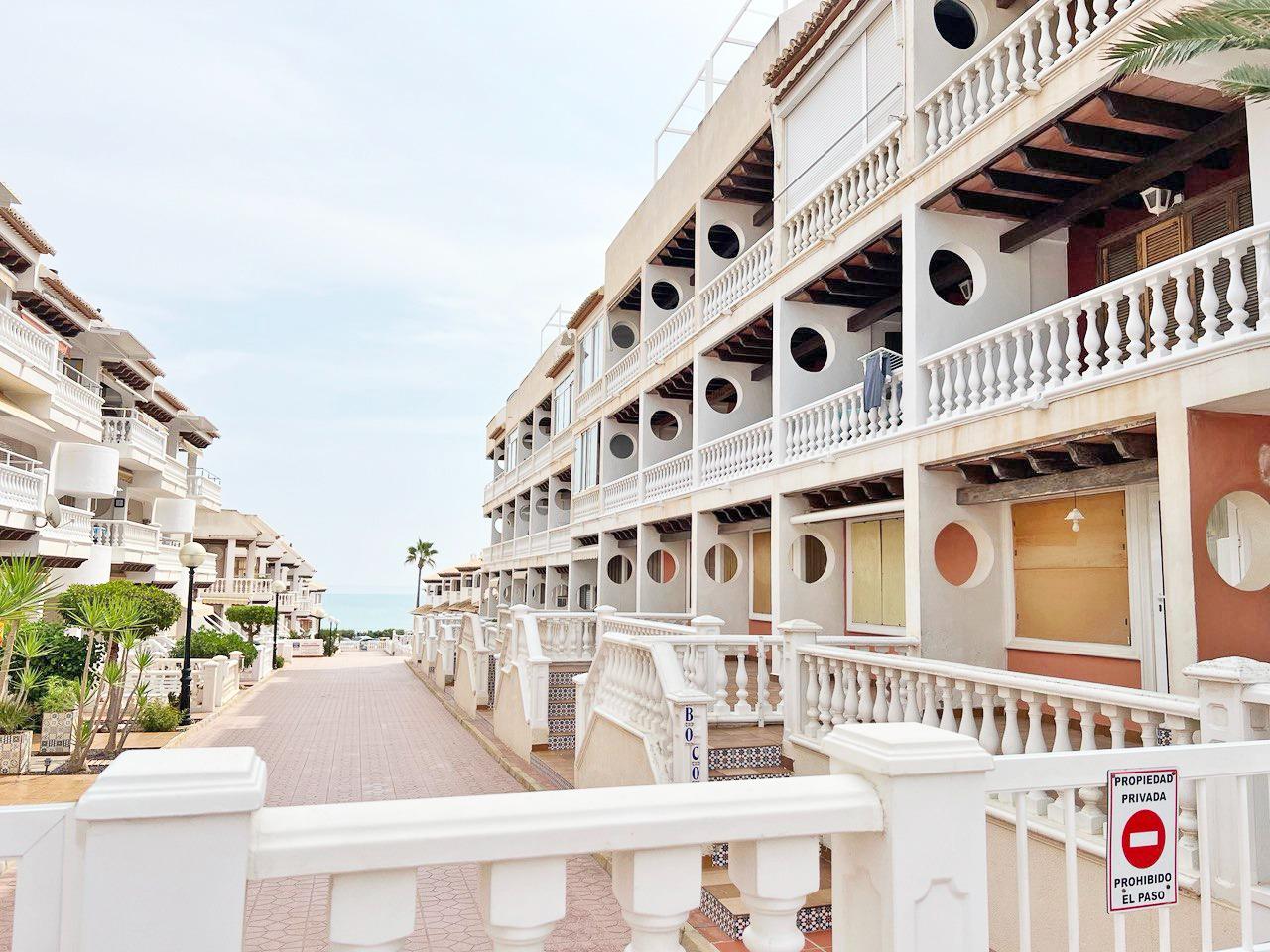 Discover this wonderful duplex flat, located just 100 metres from the beach of Guardamar and next to