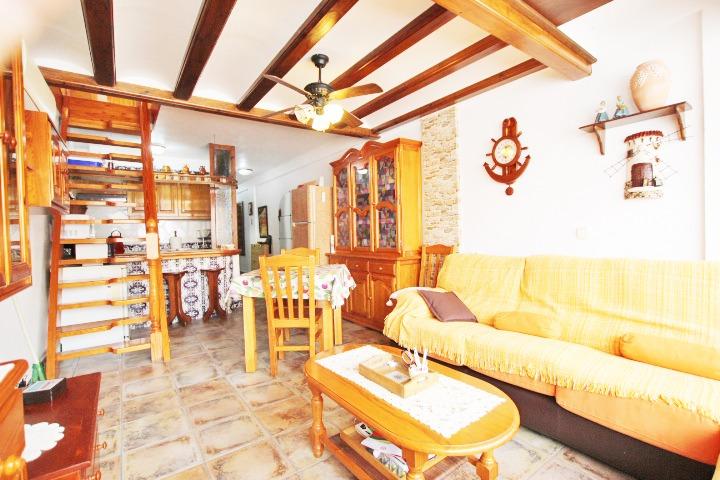 Discover this wonderful duplex flat, located just 100 metres from the beach of Guardamar and next to