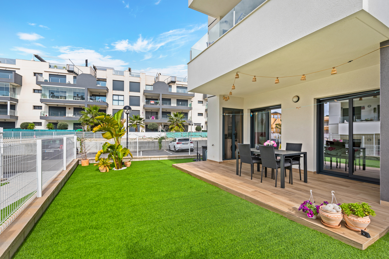 This modern ground floor corner apartment with 2 bedrooms, 2 bathrooms is situated in Villamartin, A