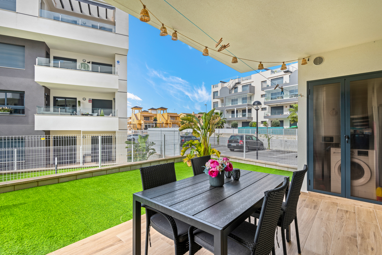 This modern ground floor corner apartment with 2 bedrooms, 2 bathrooms is situated in Villamartin, A