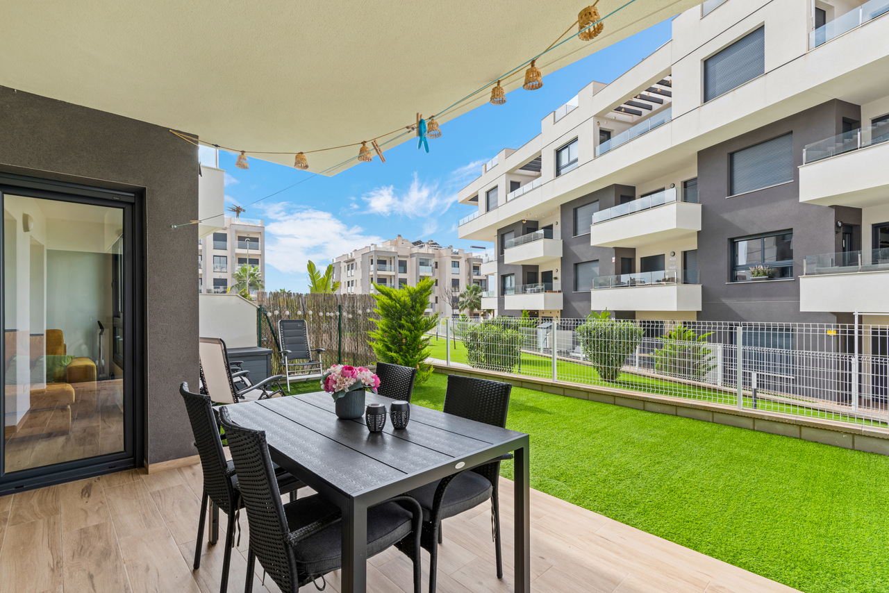This modern ground floor corner apartment with 2 bedrooms, 2 bathrooms is situated in Villamartin, A