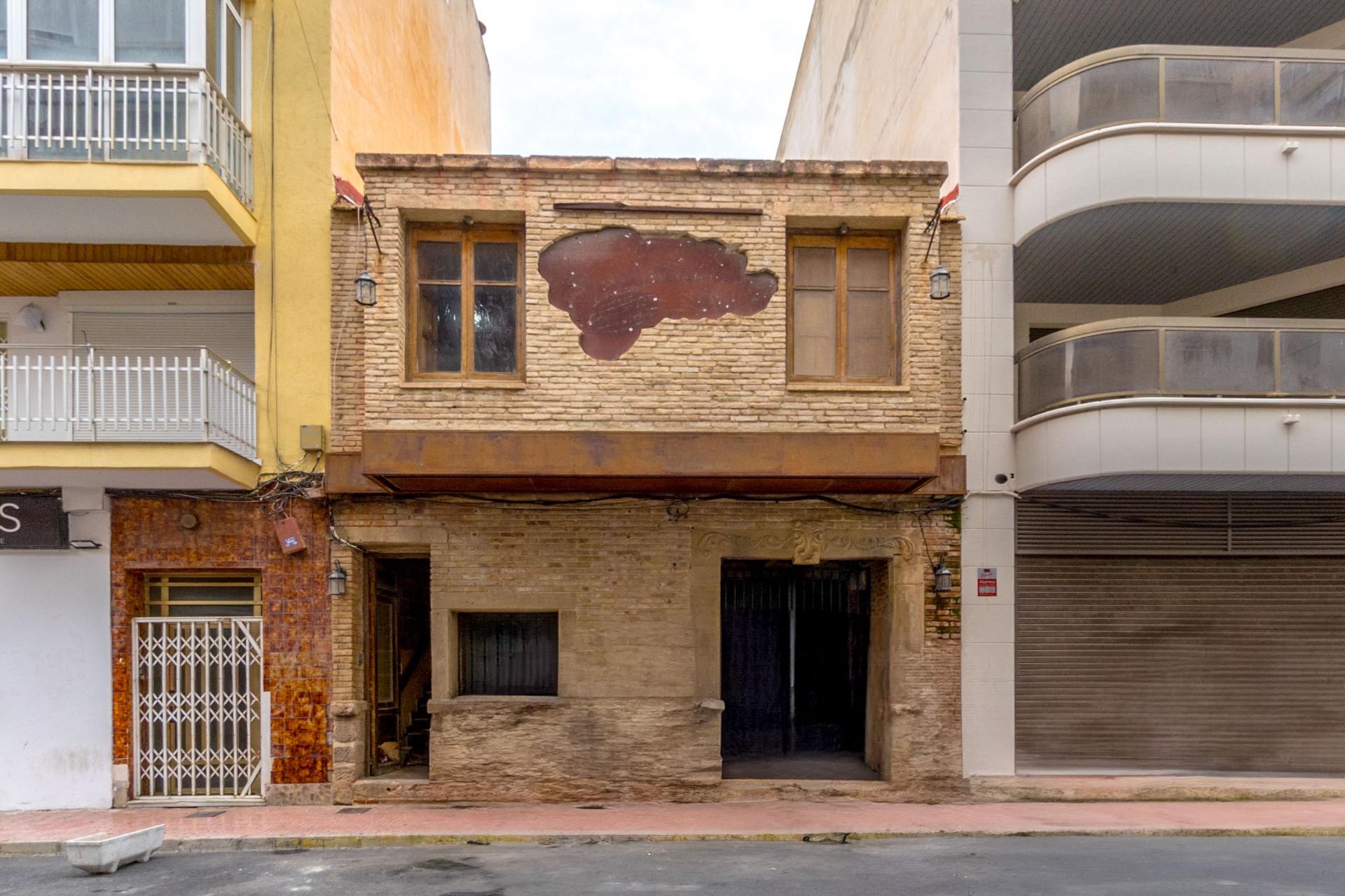 Property with enormous investment potential next to the new Port of Torrevieja, located in a strateg