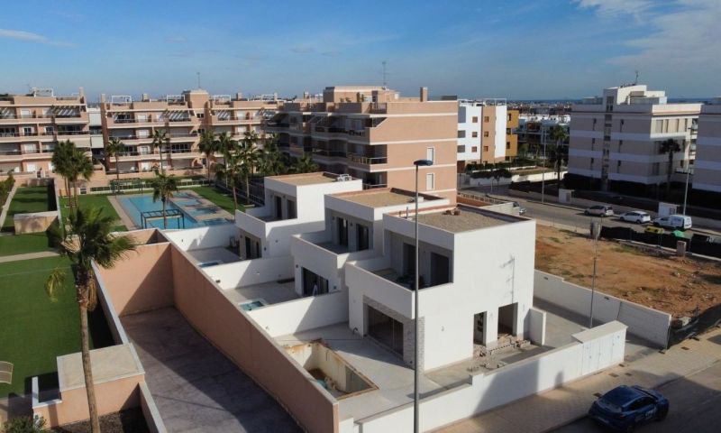 Garden in villa for sale in Orihuela Costa