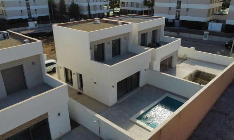 Garden in villa for sale in Orihuela Costa