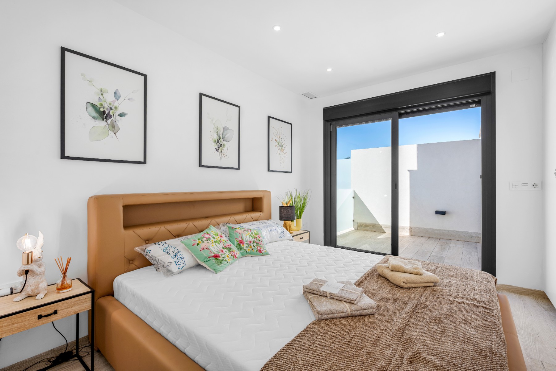 Bedroom in villa for sale in Los Alcazares