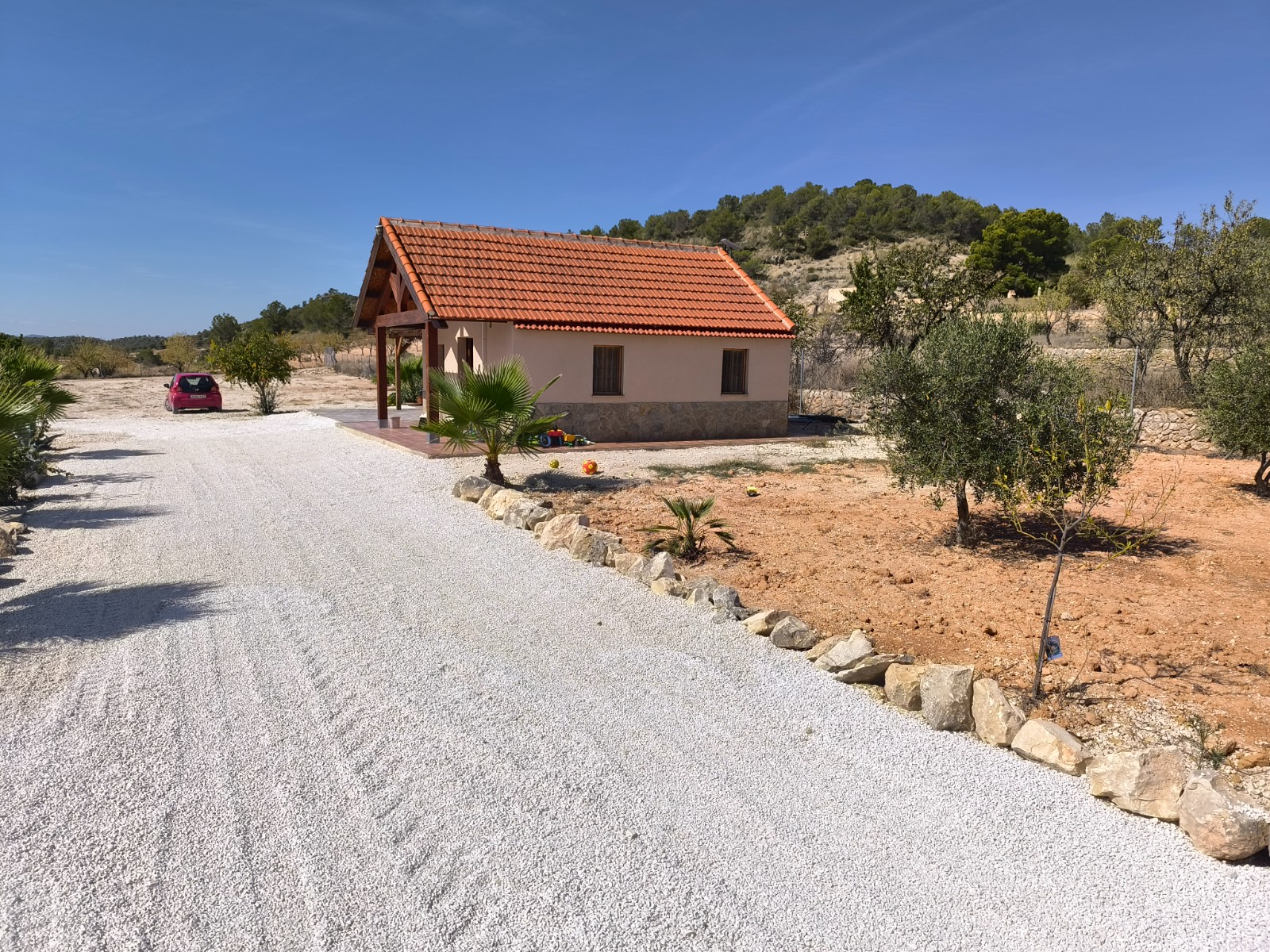 Chalet for Sale near PinosoDiscover this charming Spanish chalet, located just 15 minutes from the v