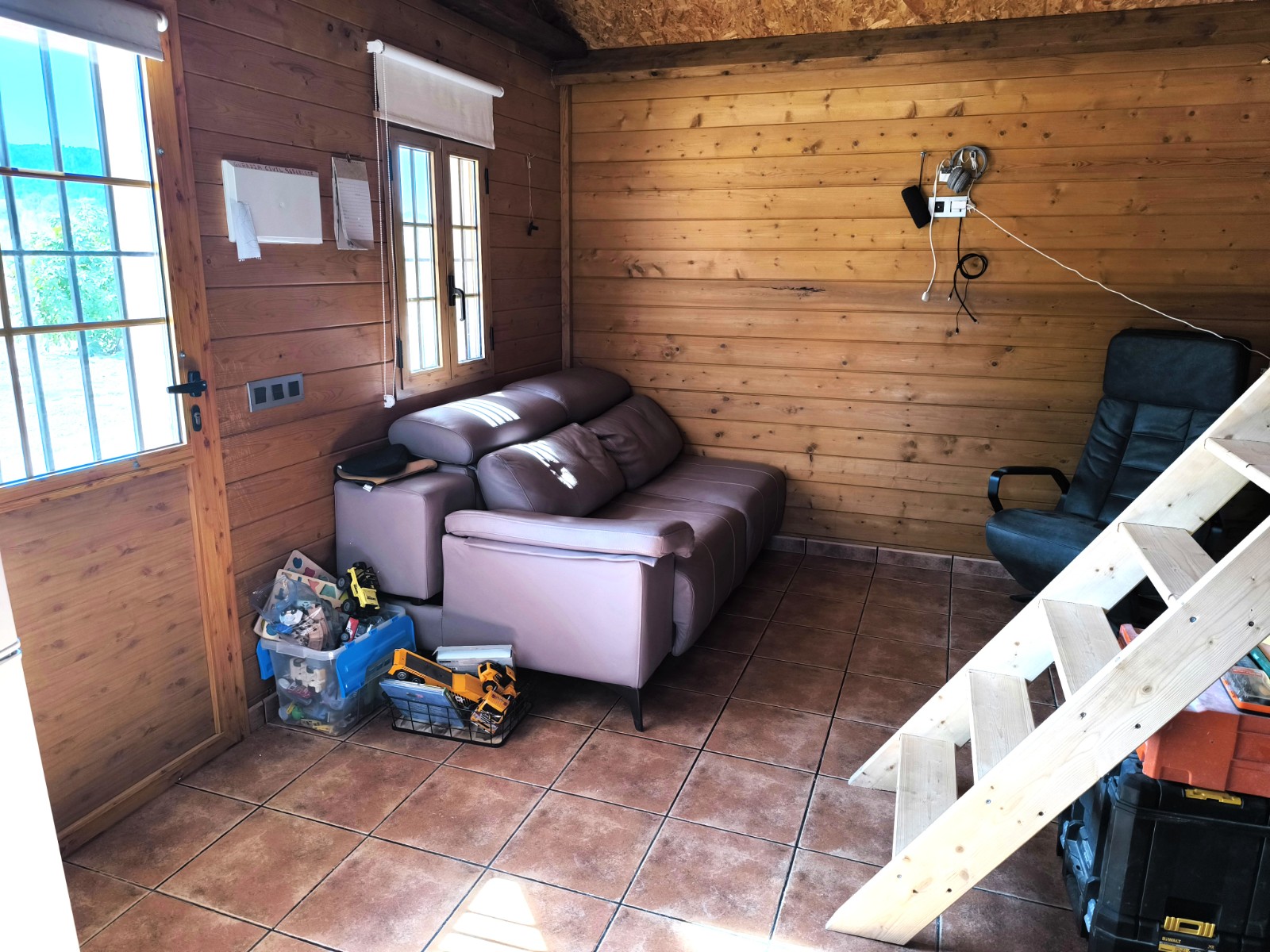 Chalet for Sale near PinosoDiscover this charming Spanish chalet, located just 15 minutes from the v