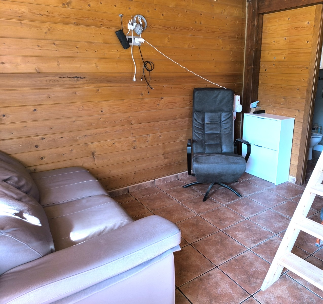 Chalet for Sale near PinosoDiscover this charming Spanish chalet, located just 15 minutes from the v