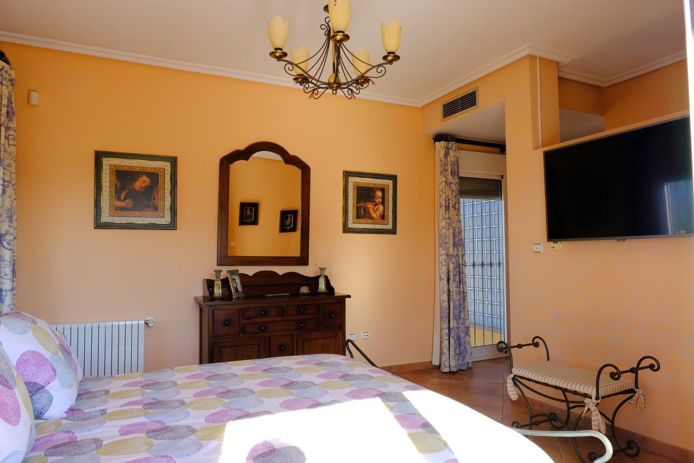 Master bedroom in villa for sale in Orihuela