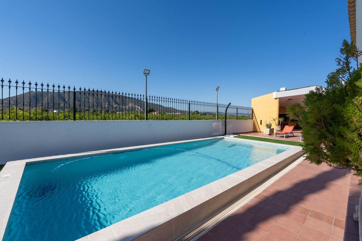 Garden in villa for sale in Orihuela