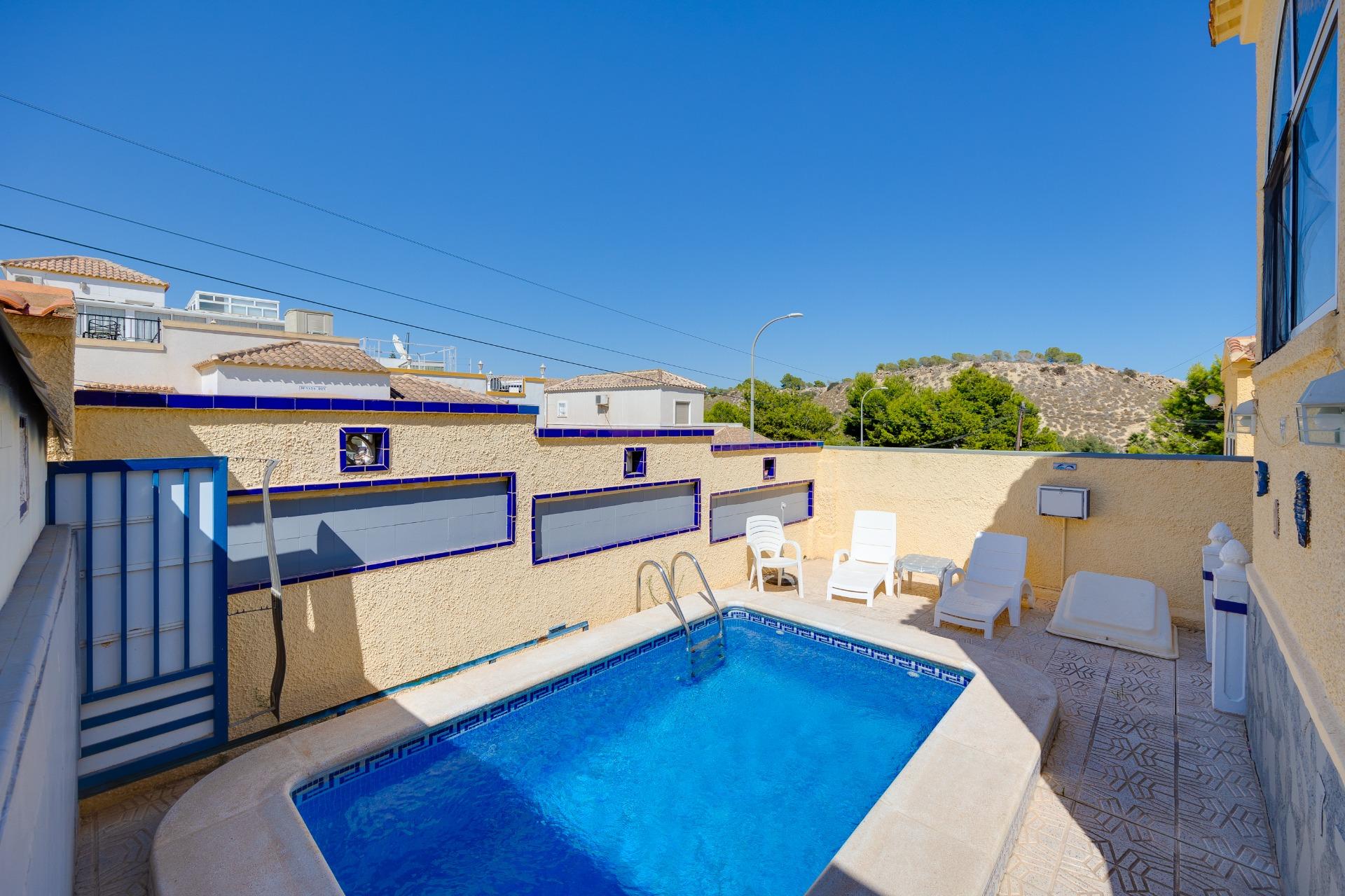 Master bedroom in villa for sale in San Fulgencio