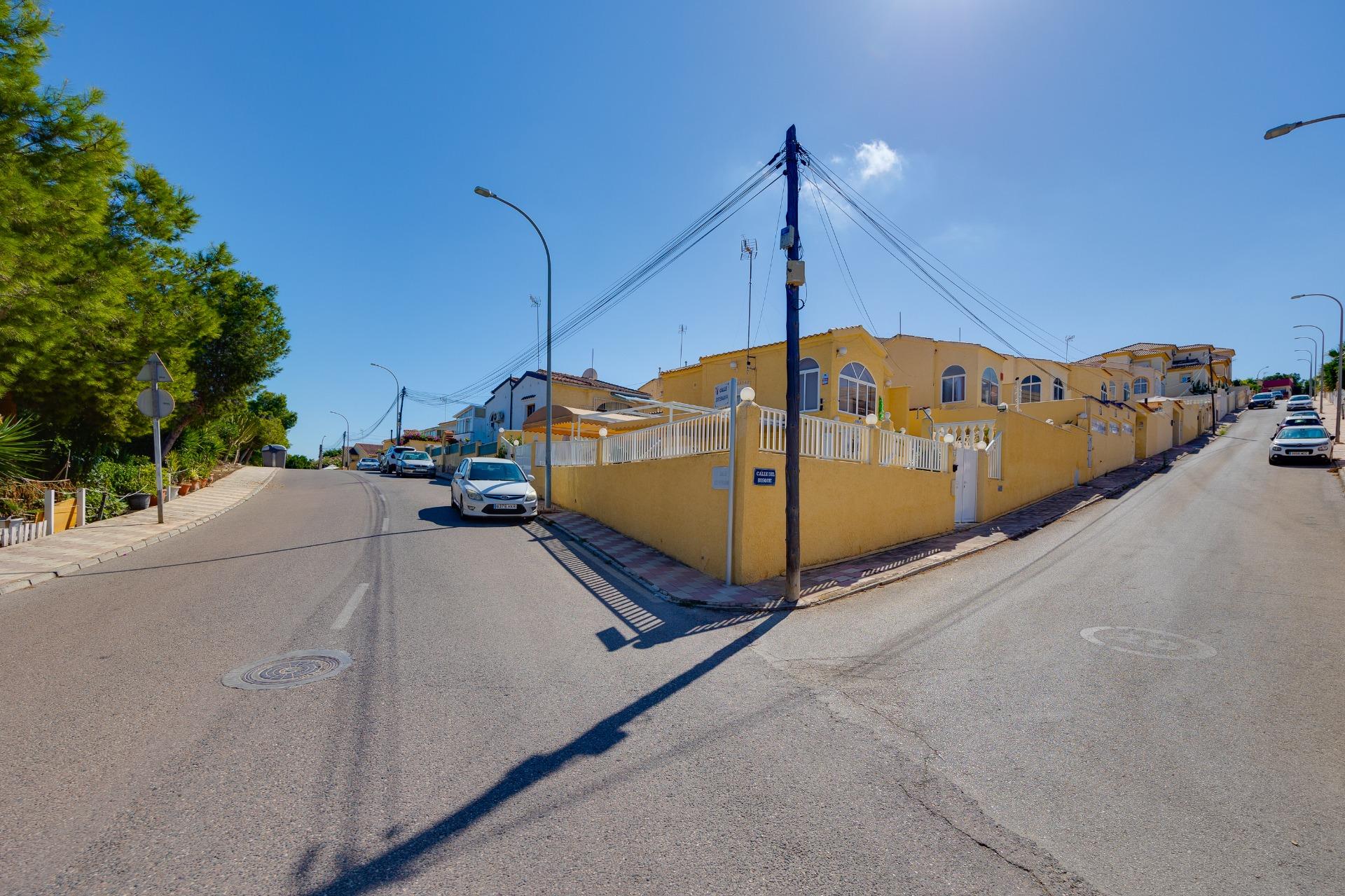 Garden in villa for sale in San Fulgencio