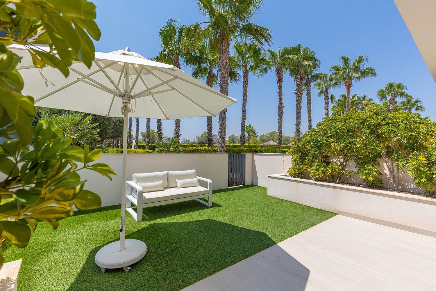 Nestled within the exclusive Las Colinas Golf & Country Club – one of Spain’s most prestigious resid