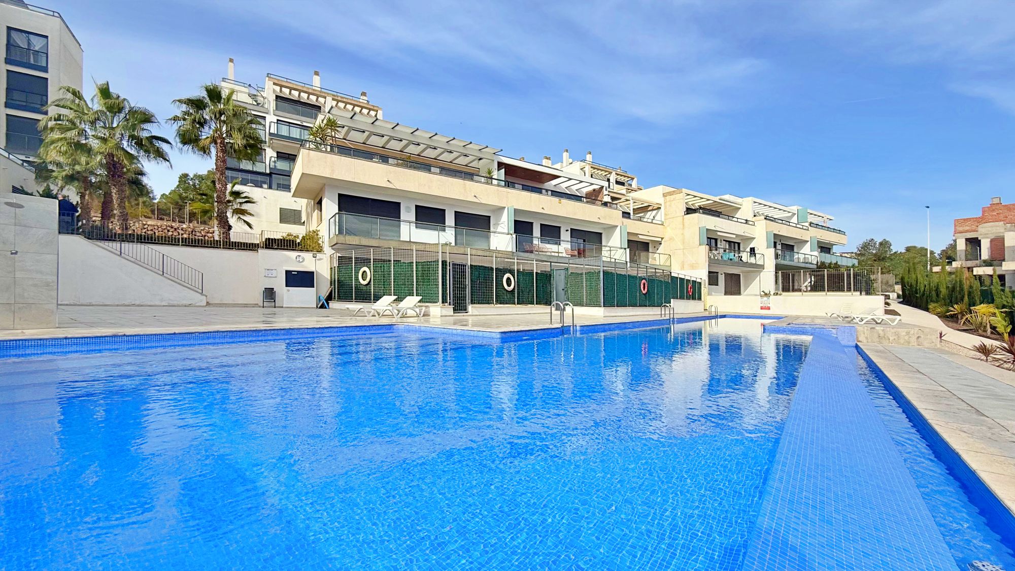 This spectacular penthouse in the exclusive area of Lomas de Campoamor offers a perfect combination