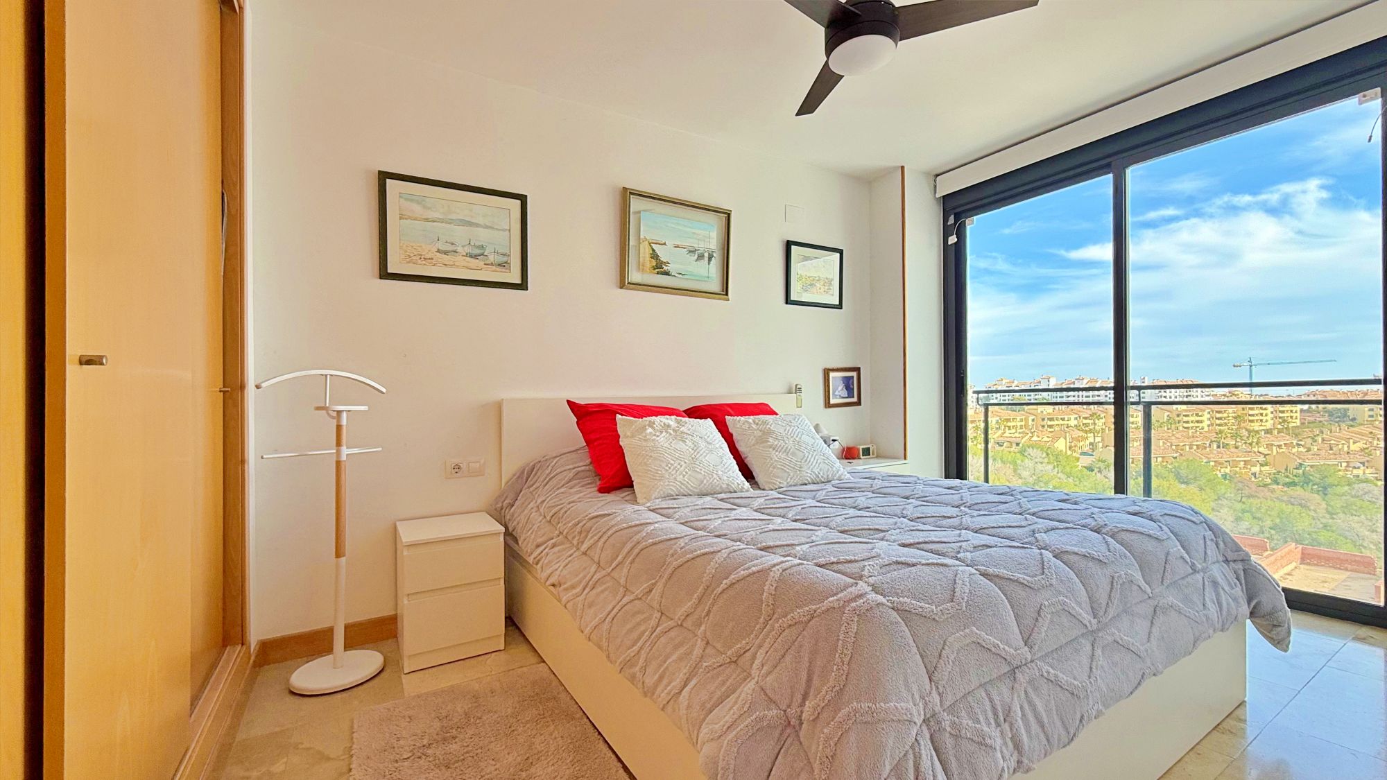 Bedroom in apartment for sale in Orihuela Costa