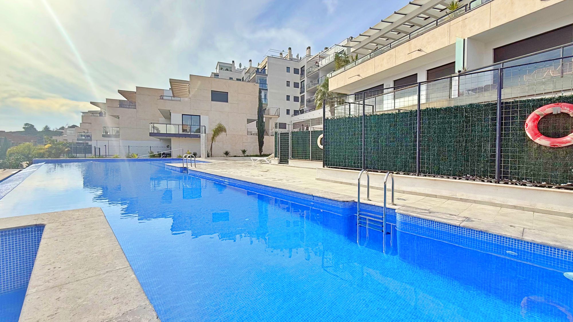 This spectacular penthouse in the exclusive area of Lomas de Campoamor offers a perfect combination