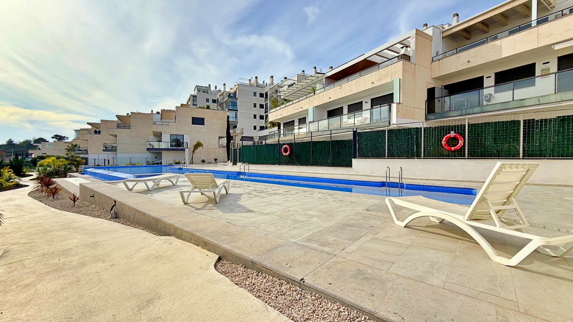 This spectacular penthouse in the exclusive area of Lomas de Campoamor offers a perfect combination