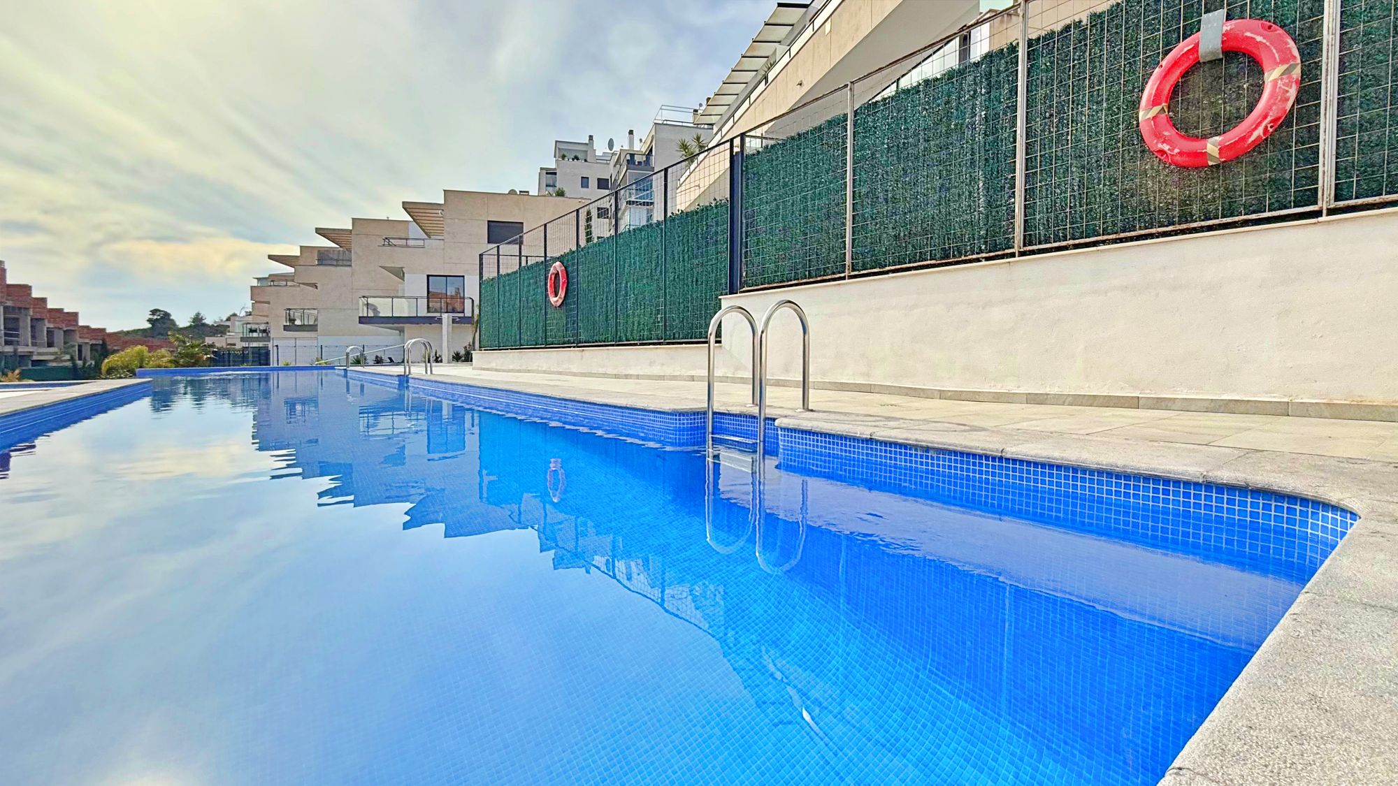This spectacular penthouse in the exclusive area of Lomas de Campoamor offers a perfect combination